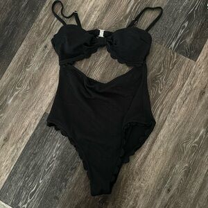Cupshe Cut out scalloped one piece